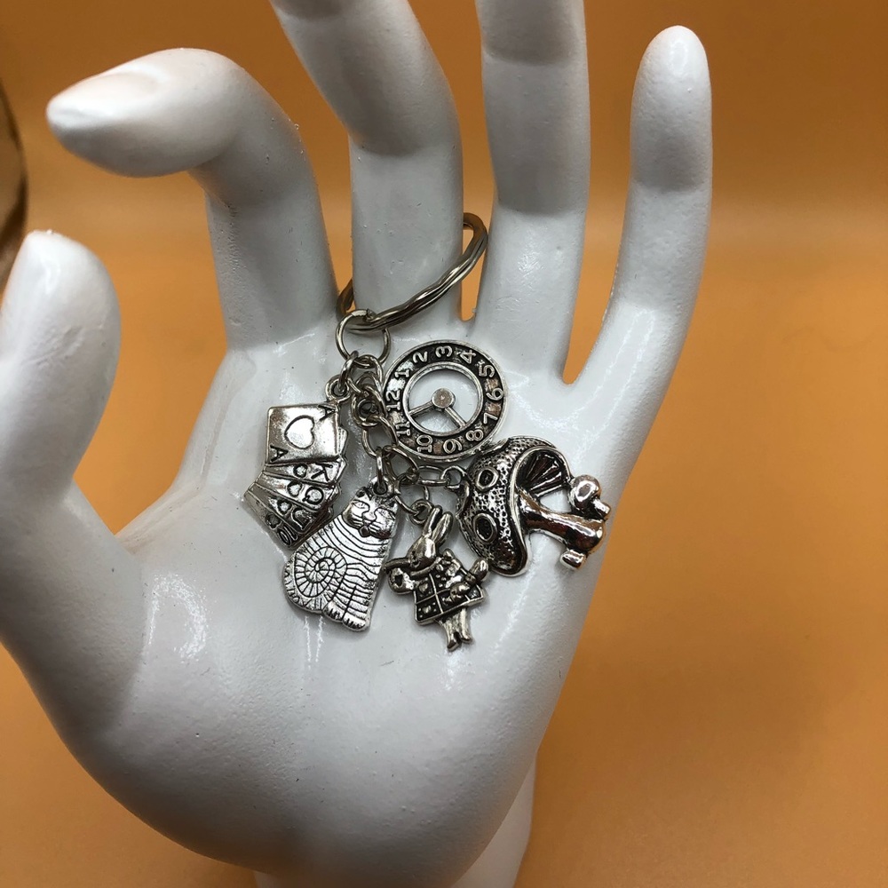 Alice In Wonderland Keychain - Picture 2 of 2